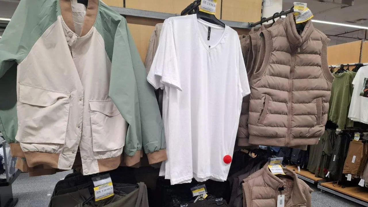 Algunos de los modelos de camperas y remeras con descuento