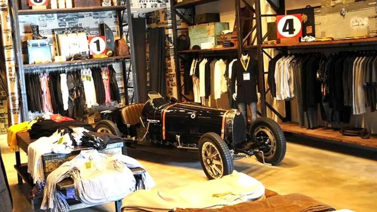 Reconocidas marcas de ropa bajaron los precios: cuánto sale un jean, campera y zapatillas