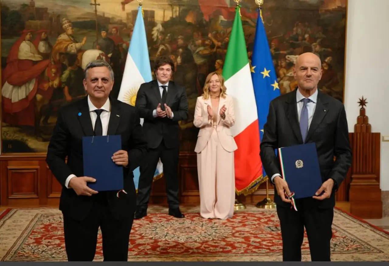 YPF firmó un memorando de entendimiento con su par italiana para exportar GNL
