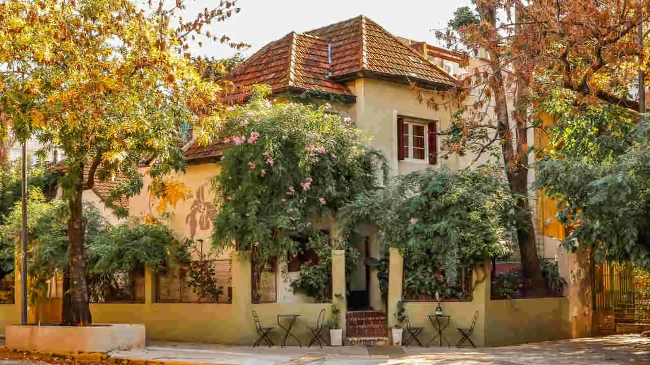 Jardín oculto, vinos naturales y una gran parrilla en una casona de 1930 en pleno Buenos Aires