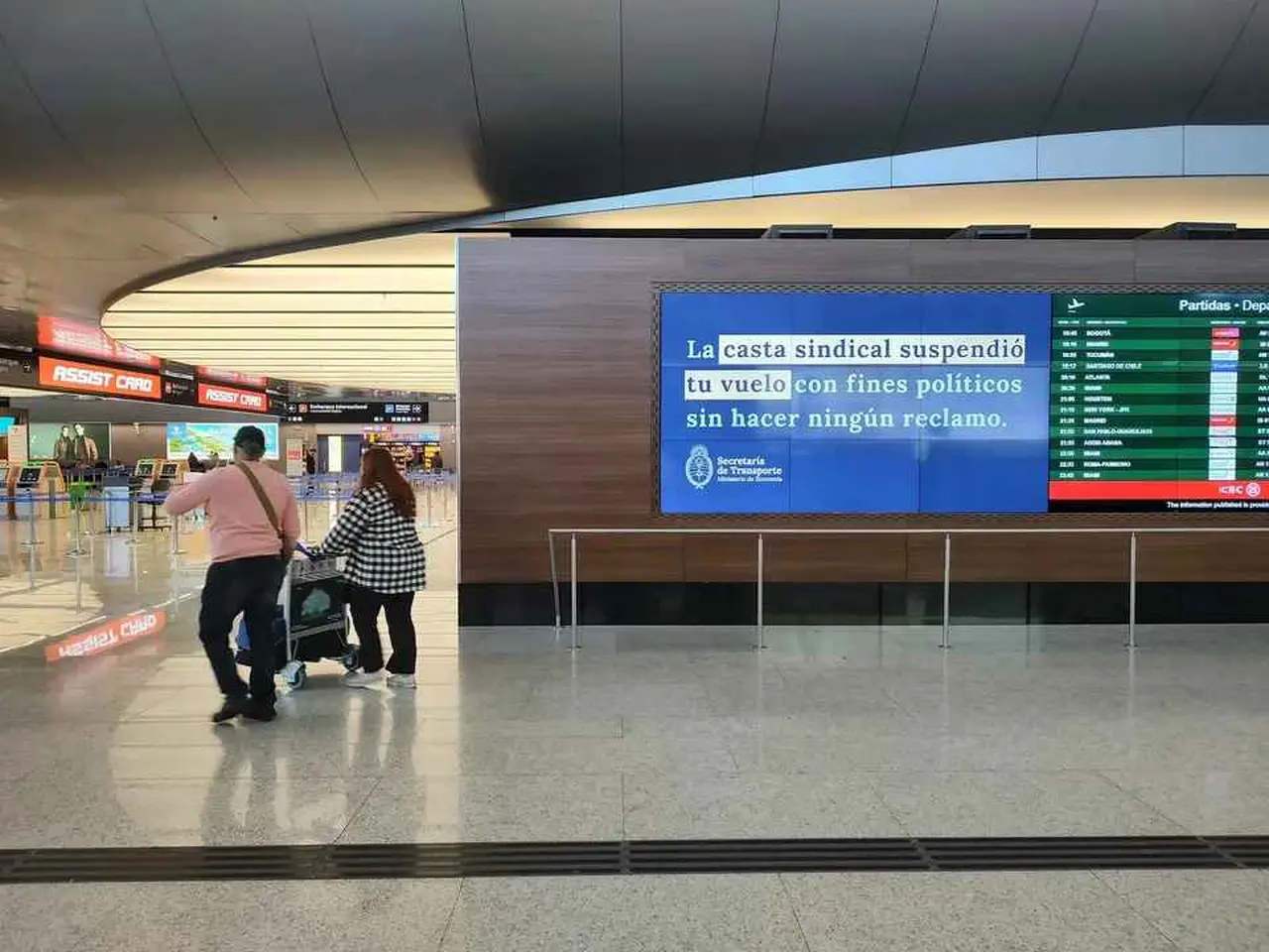 Sin vueltas: el Gobierno señala a la "casta sindical" con carteles en pleno aeropuerto de Ezeiza