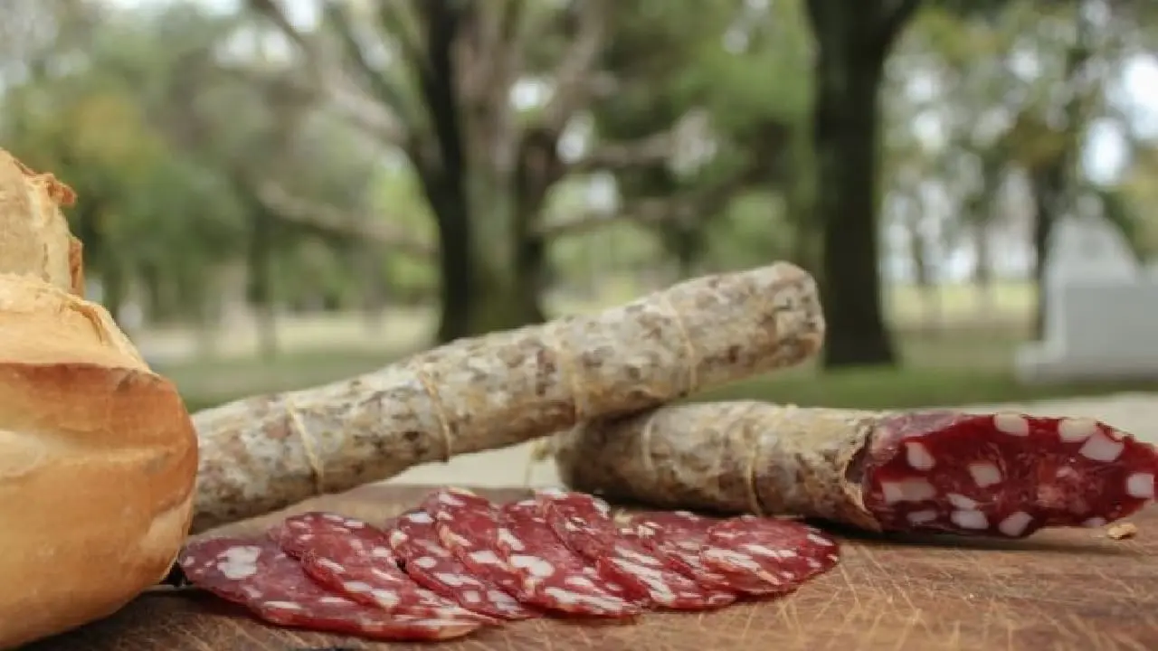 El pueblito cerca de CABA que celebra la Fiesta Nacional del Salame y es ideal para hacer turismo