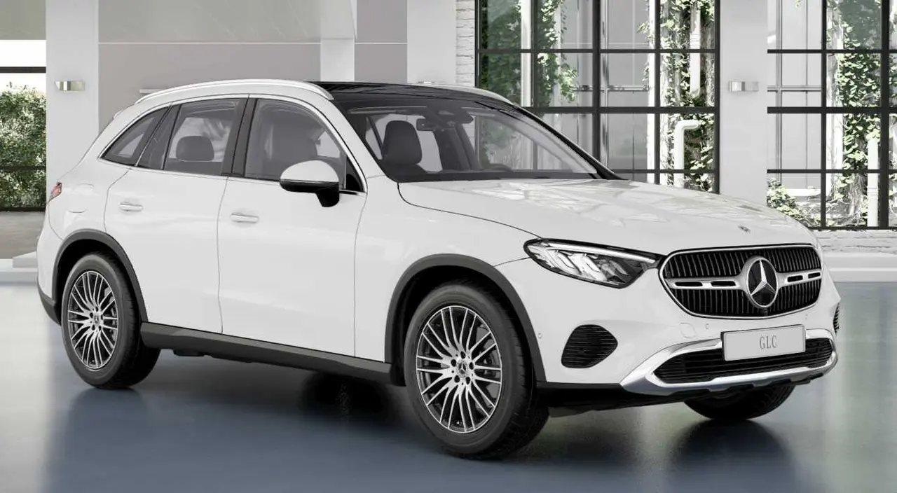 Mercedes Benz GLC frente a ventana. Foto oficial