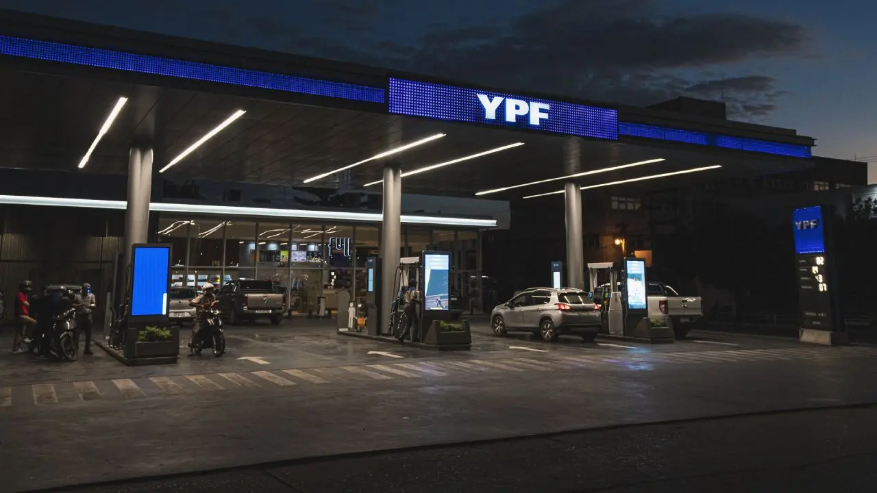 YPF: cuánto aumentó la venta de combustibles durante la madrugada gracias a los descuentos y el autodespacho