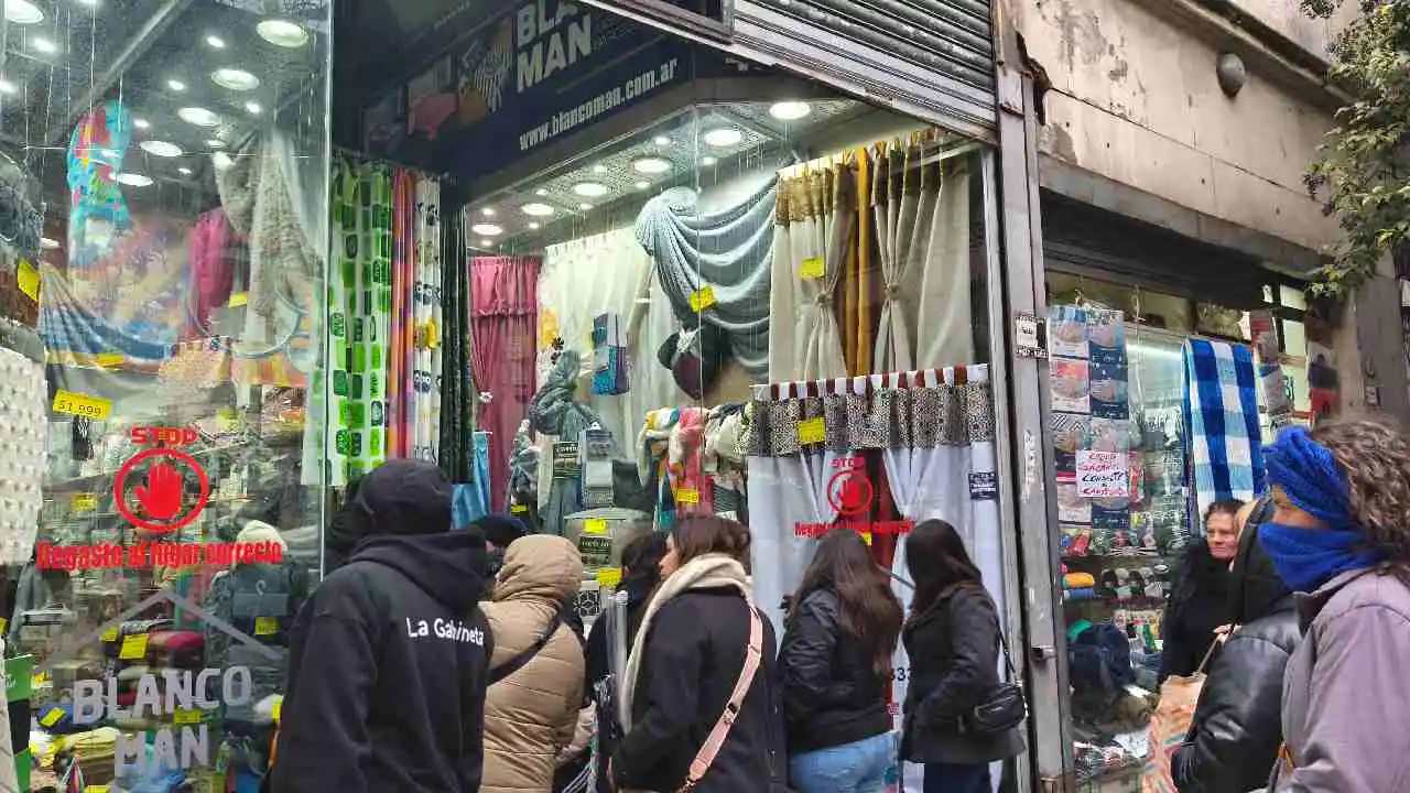 Todo el día tiene largas filas para poder acceder a sus precios imbatibles