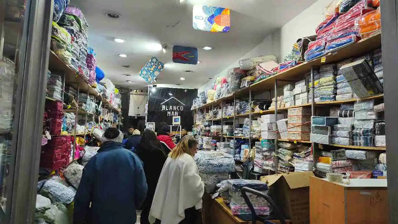 Blanco Man está ubicada en Castelli 333 en el barrio de Once 