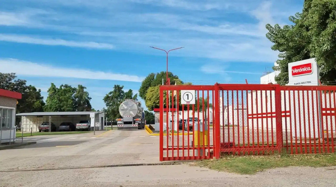 Al borde de la parálisis, una empresa láctea avanza con despidos y negocia con una firma francesa