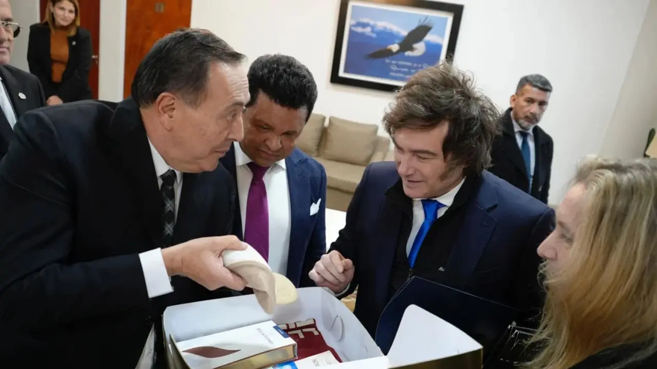 Javier Milei en su visita al templo de Jorge Ledesma