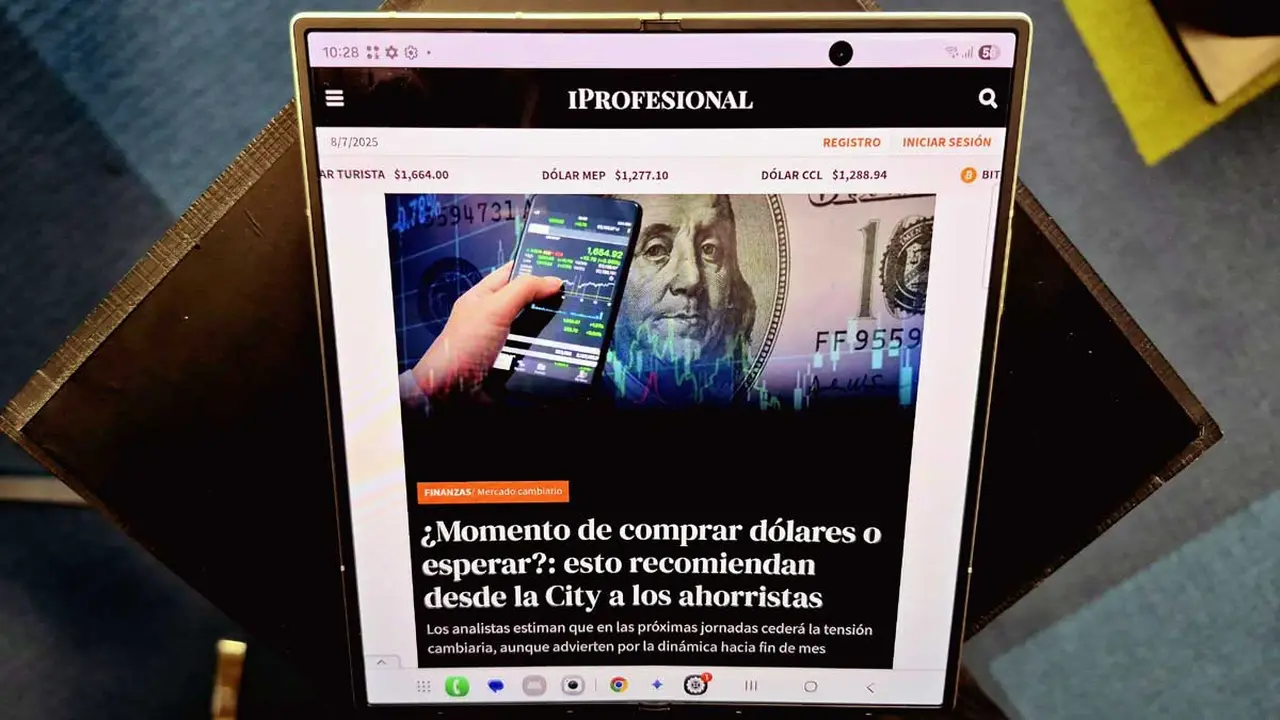 Samsung Galaxy Z Fold 7 abierto con la pantalla desplegada.