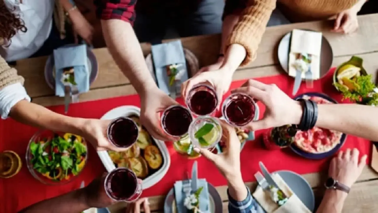 El costo de salir a comer en grupo para el día del amigo 2025 