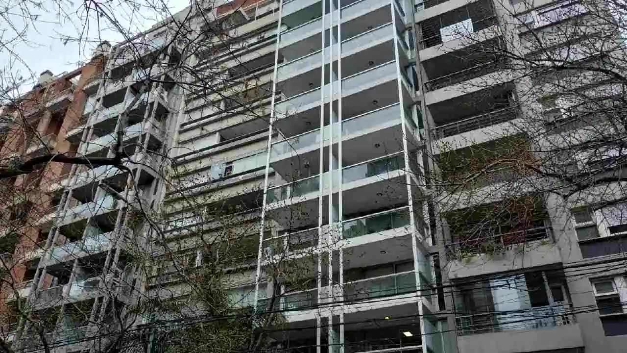 Imagen del frente de un edificio de departamentos. 