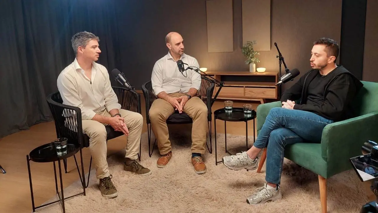 Vuelve "Escucha Activa": el videopodcast que analiza el mundo de la comunicación lanza su segunda temporada