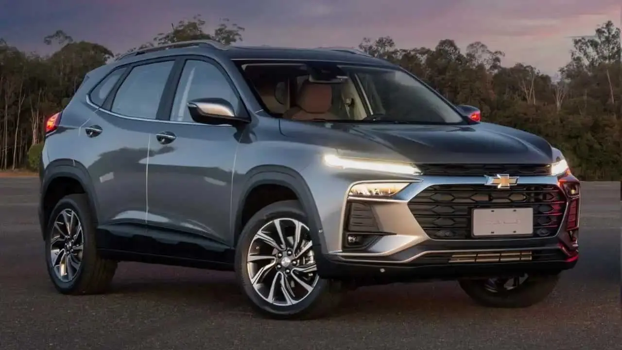 El nuevo Tracker cambia el frontal y el interior.