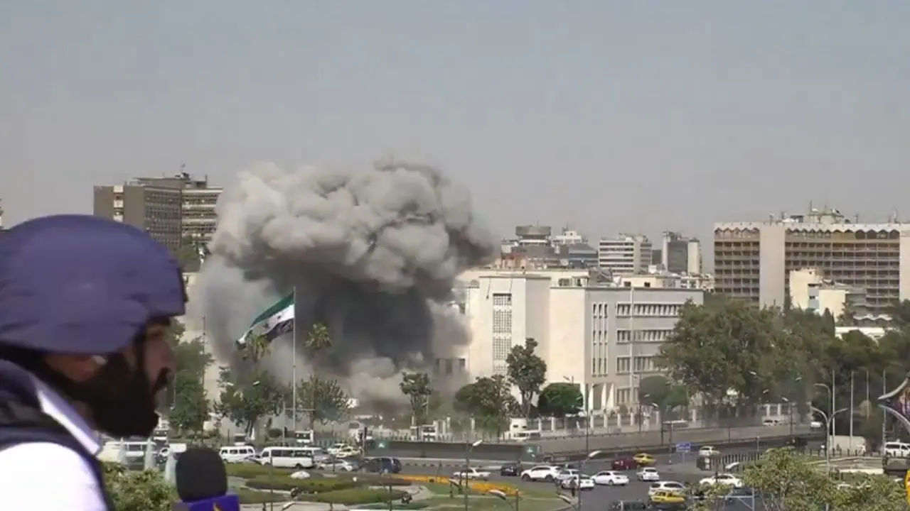 VIDEO | El impactante momento en que un misil israelí cayó contra un cuartel sirio y fue registrado en vivo