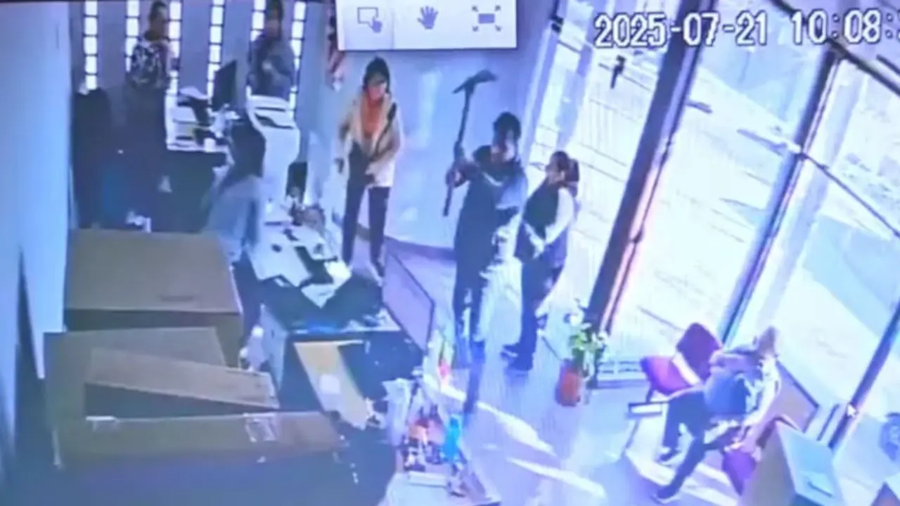 A lo Relatos Salvajes: entró con un pico a la oficina de la compañía eléctrica y destrozó el lugar
