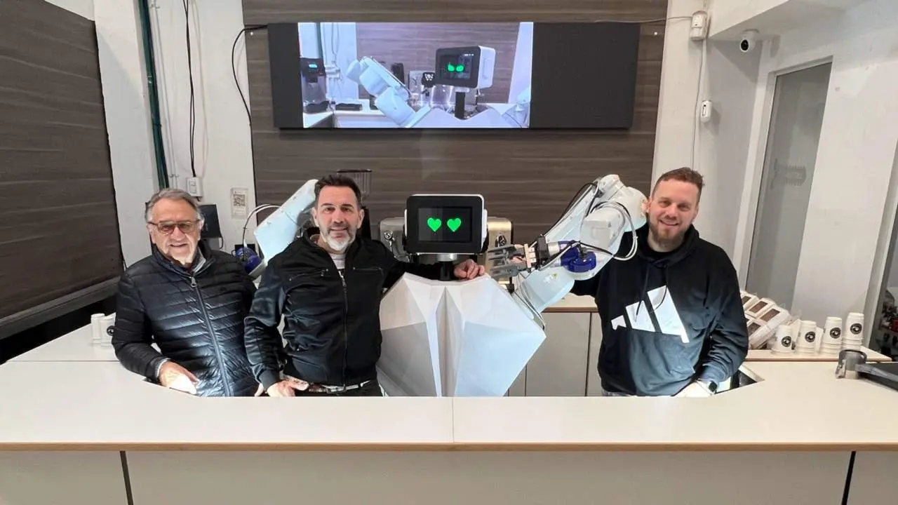 Conocé al barista que nunca duerme ni se equivoca: BotMy Coffee, el robot argentino