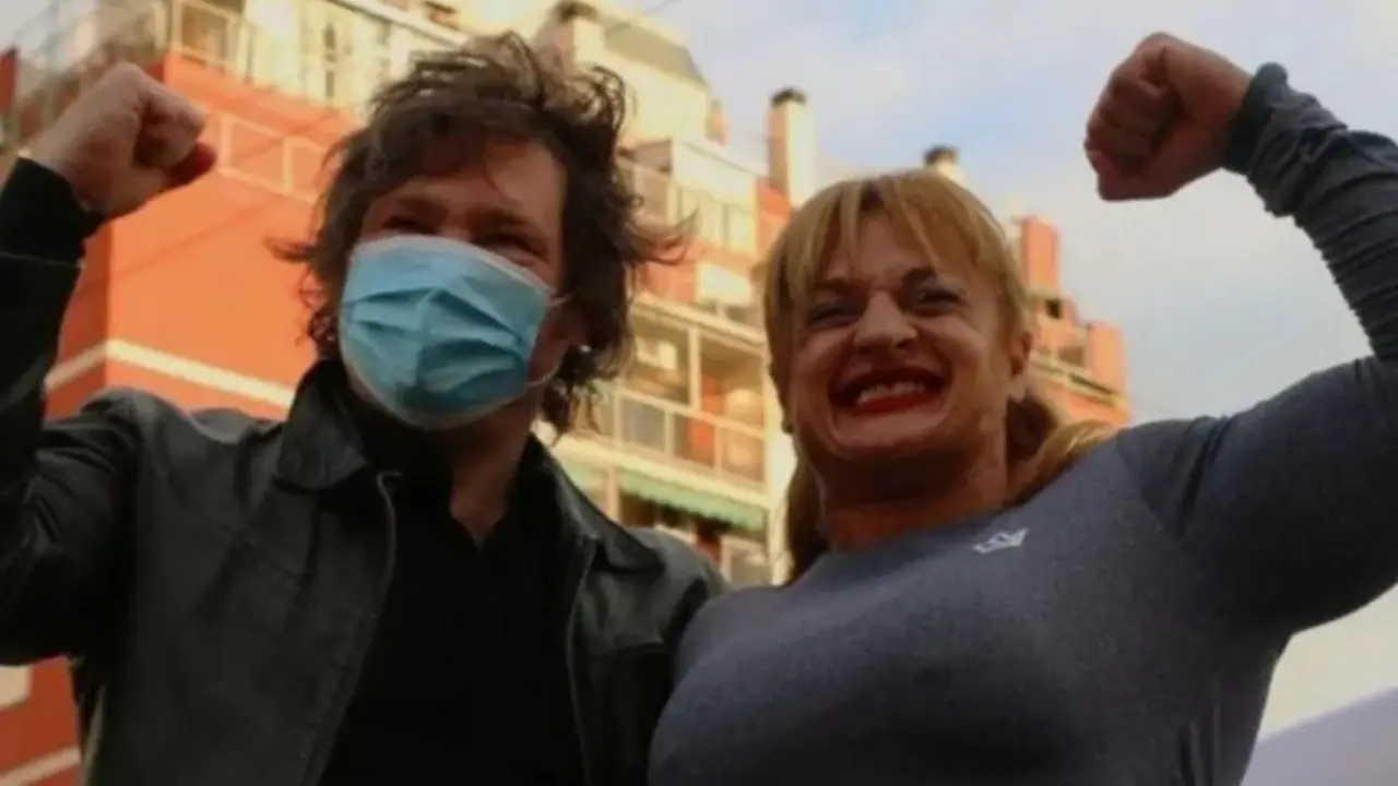 VIDEO | El día que Locomotora Oliveras predijo que Milei iba a ser presidente y le regaló un par de guantes