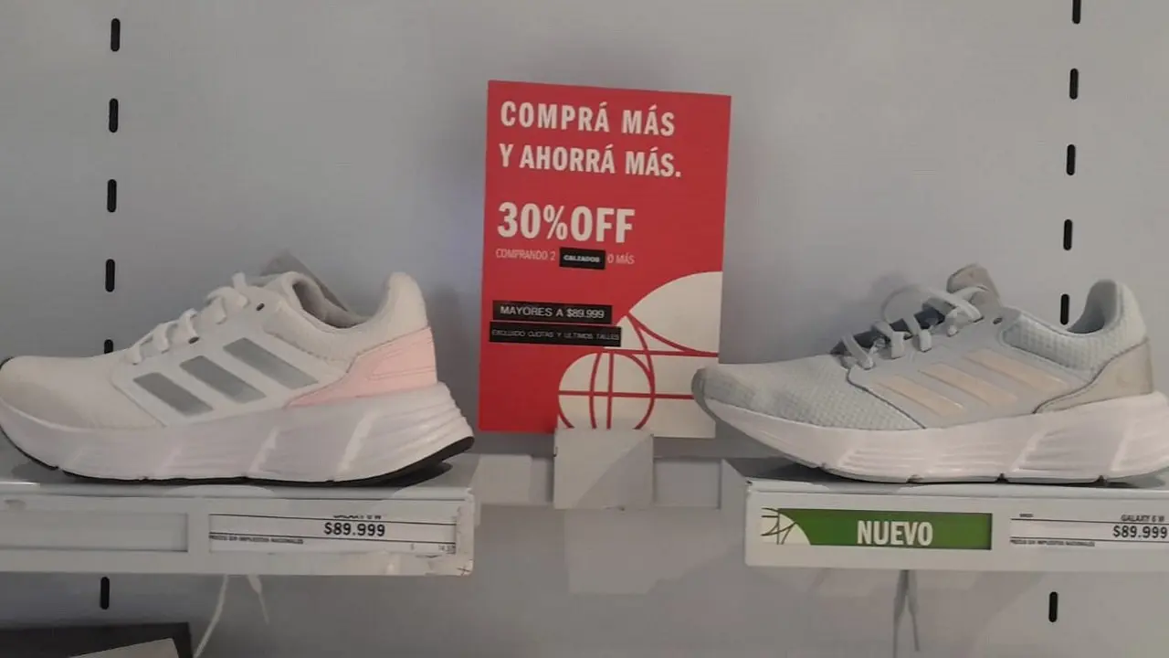 Comprando dos pares de zapatillas adidas, tenés 30% de descuento