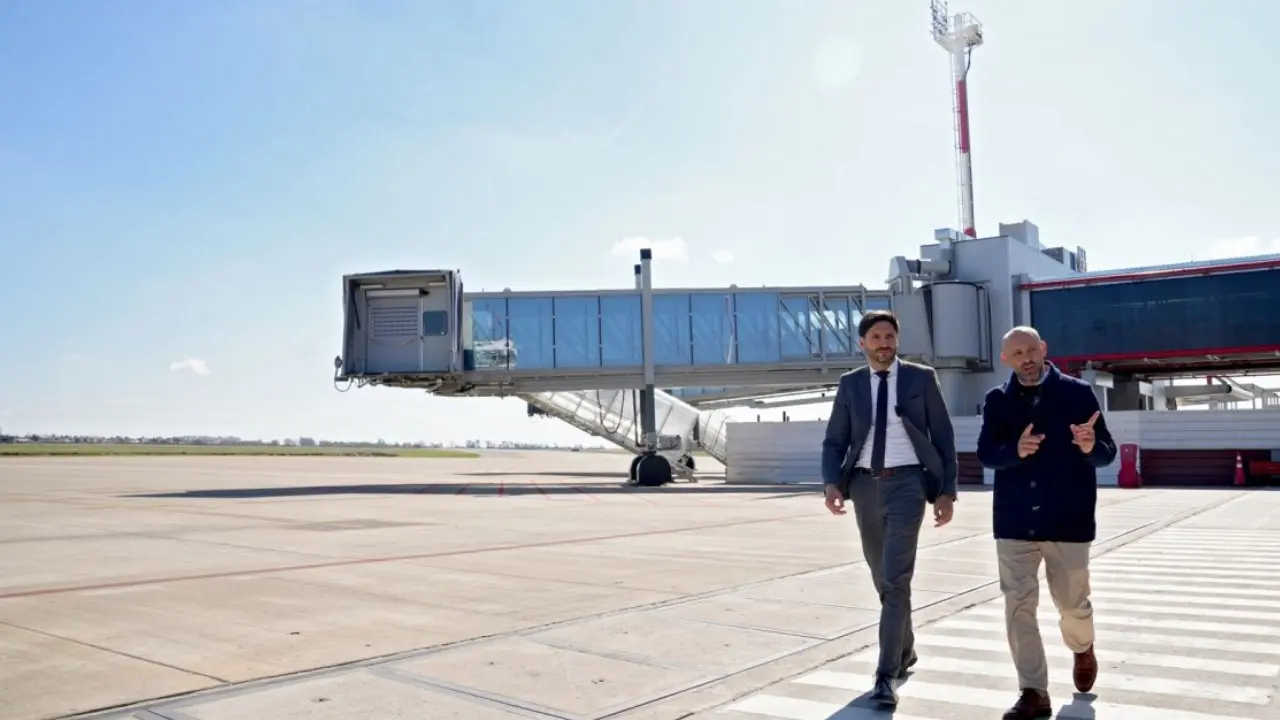 Pullaro, gobernador de Santa Fe, estuvo hoy en el Aeropuerto de Rosario para hablar de las obras