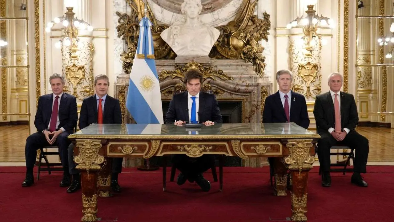 Milei anunció medidas para blindar el equilibrio fiscal y propuso penas a legisladores que no las cumplan