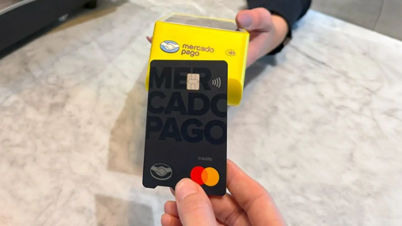 ¿Cuánto te cobran por tener la tarjeta de Mercado Pago en 2026?