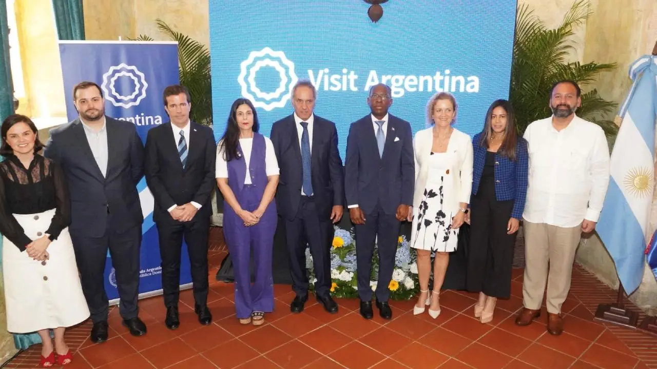 Funcionarios argentinos y dominicanos tras la firma 