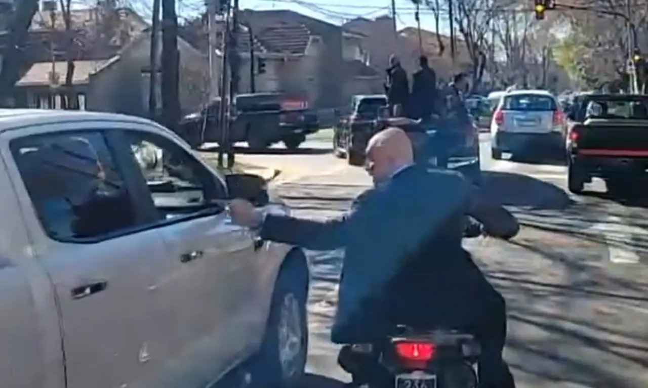Damián Rosati, el motoquero que ayudó a Espert, sería un barrabrava con antecedentes penales