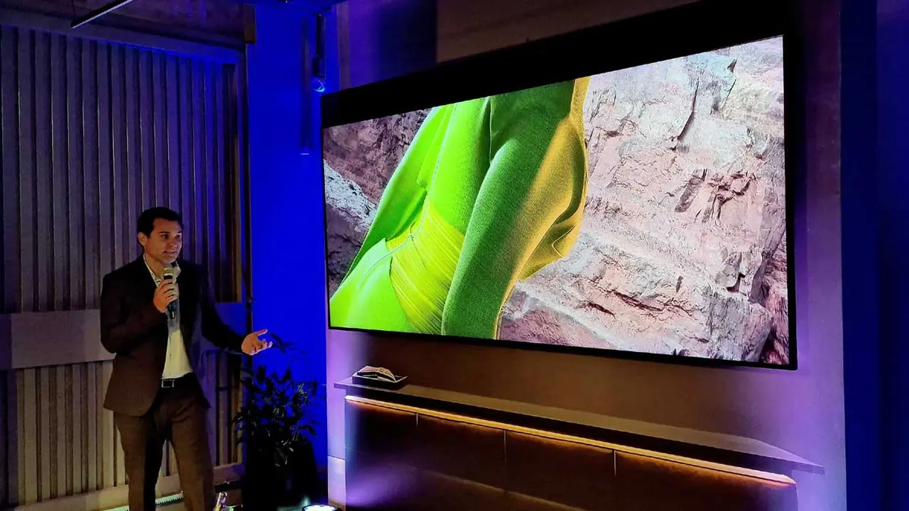 Augusto Vizzia junto a la pantalla de 105 pulgadas.