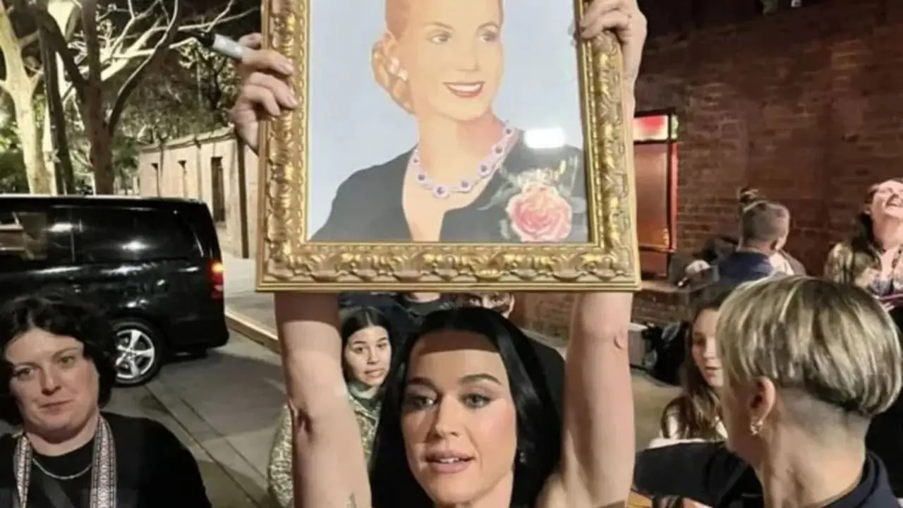 VIDEO | Katy Perry legó a Argentina, levantó un cuadro de Eva Perón y se hizo viral