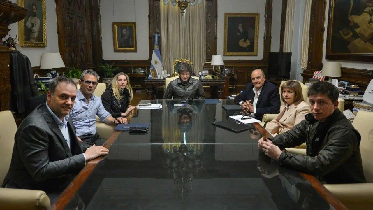 "Vamos a defender el rumbo": Milei encabezó la reunión de la nueva mesa política y suspendió un viaje a España