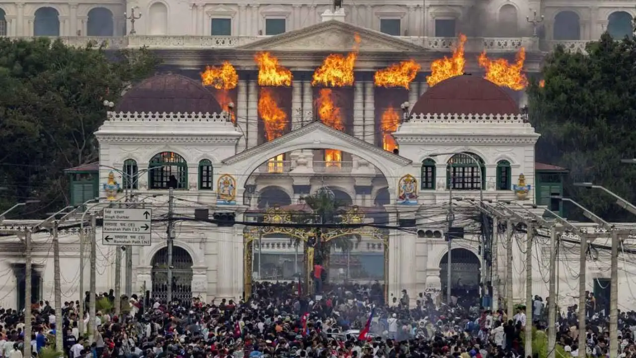 Crisis en Nepal: agredieron brutalmente a funcionarios, quemaron el Parlamento y renunció el primer ministro