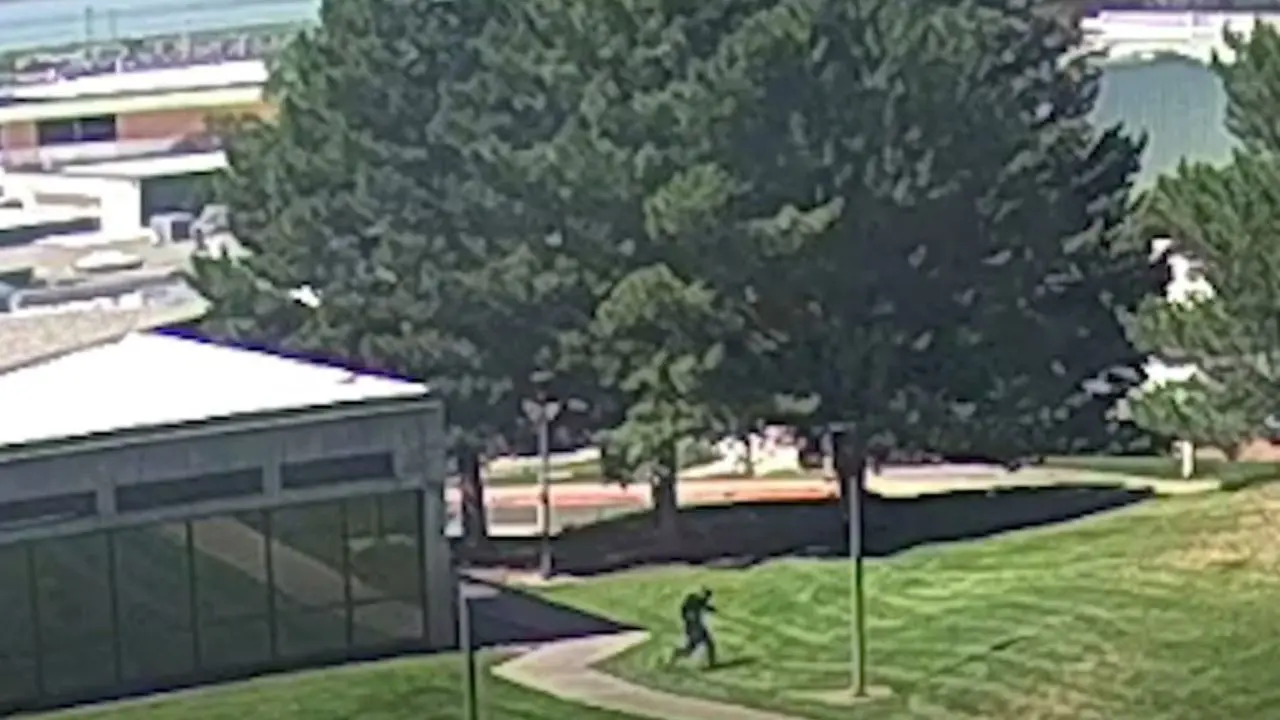 VIDEO | Así escapaba el tirador que asesinó a Charlie Kirk en Utah