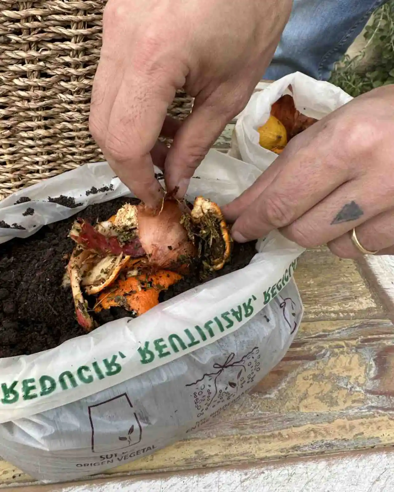Sus bolsas se degradan en compost en entre 90 y 180 días, sin dejar rastros tóxicos