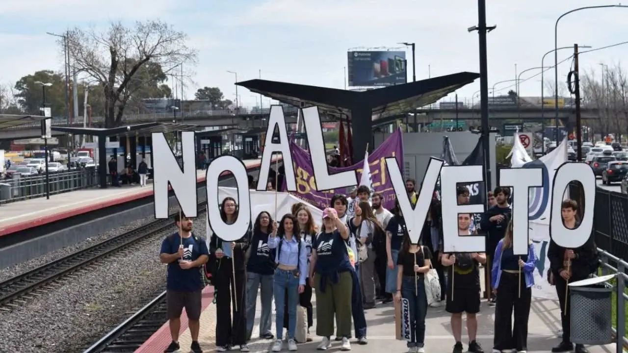 Masiva marcha universitaria al Congreso contra el veto: hay un fuerte operativo de seguridad