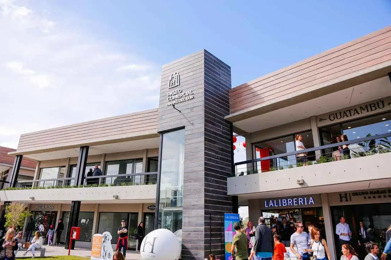 El centro comercial tiene 28 locales con rubros de gastronomía, salud y ramos generales 