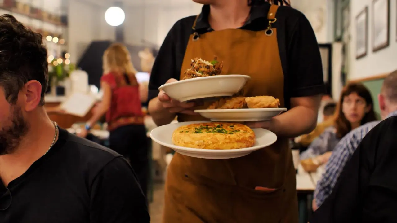 El bodegón de Parque Chacabuco donde podés comer plato, postre y bebida por $13.500