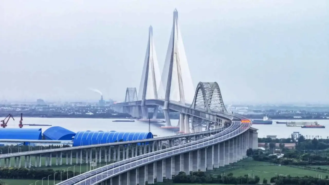 El puente colgante más largo del planeta ya está en China: cómo es y qué lo hace único