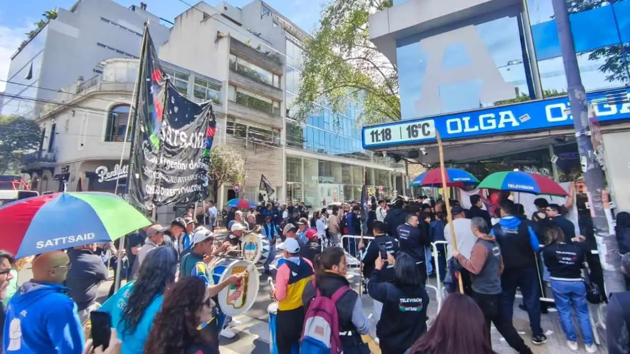 Protesta frente al canal de streaming OLGA tras fuerte denuncia contra sus dueños