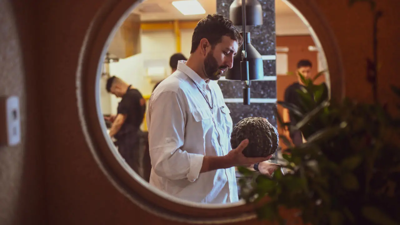 Quién es el chef argentino detrás del restaurante de la Costanera que es furor entre los críticos a nivel mundial