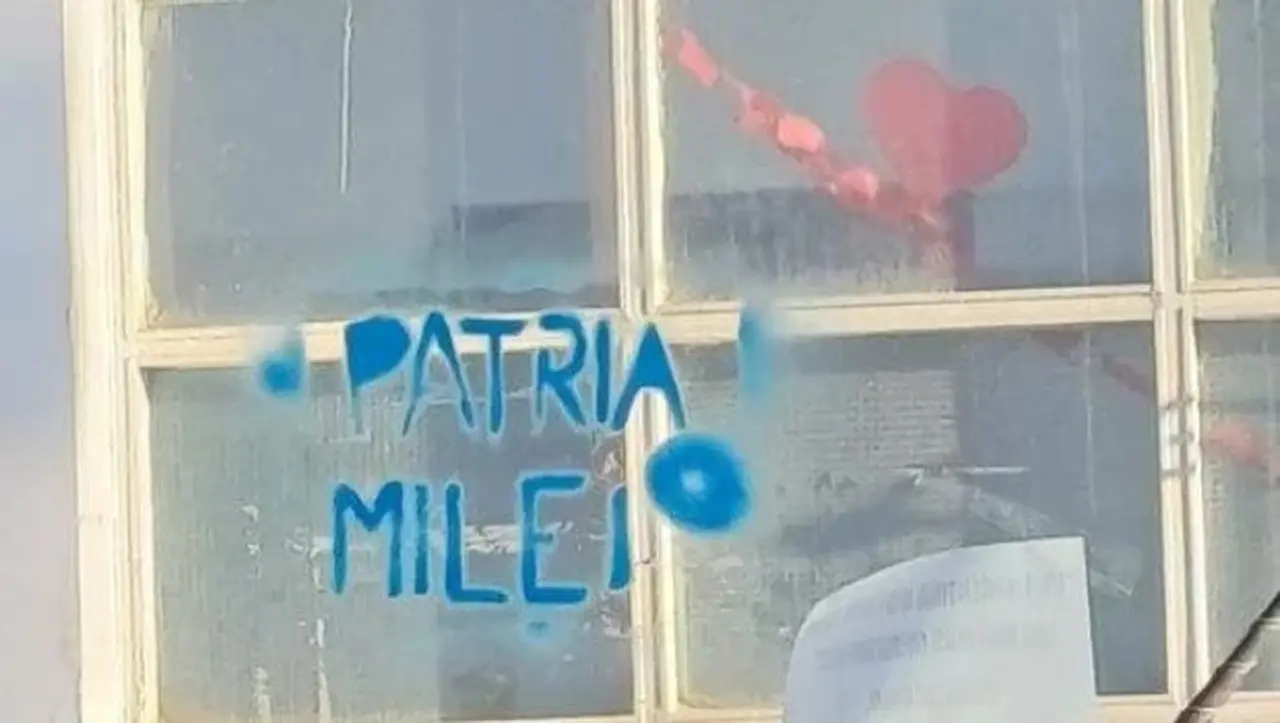 Ushuaia amaneció con carteles en rechazo al presidente: "La Patria no se vende, fuera Milei! Go Home"