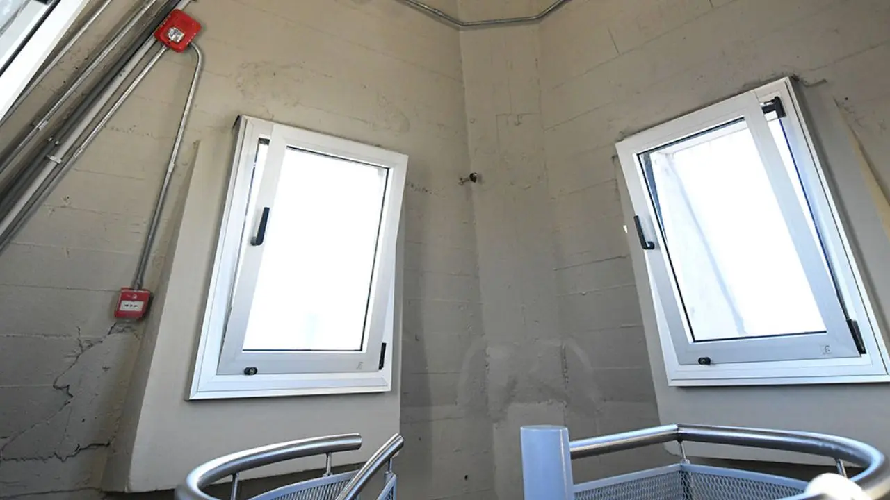 Son cuatro ventanas, una por punto cardinal. Cada una muestra una ciudad completamente distinta