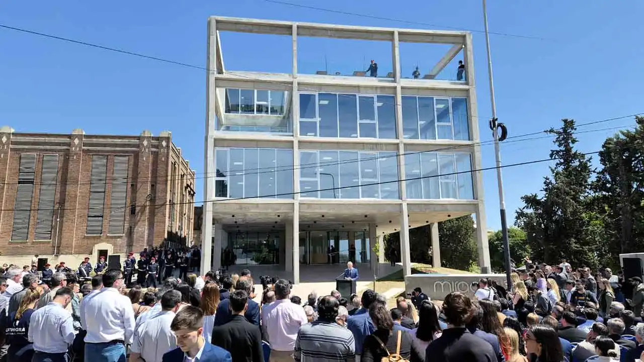 Detrás del atril, Rogelio Frigerio