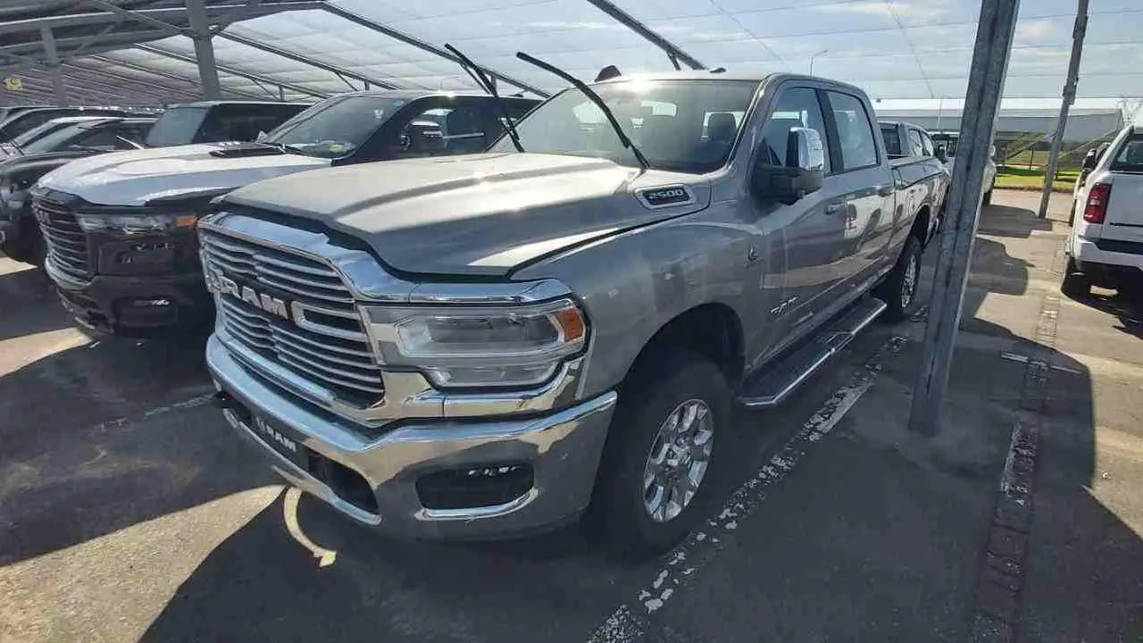 Entre los vehículos para subasta, hay diferentes camionetas RAM.