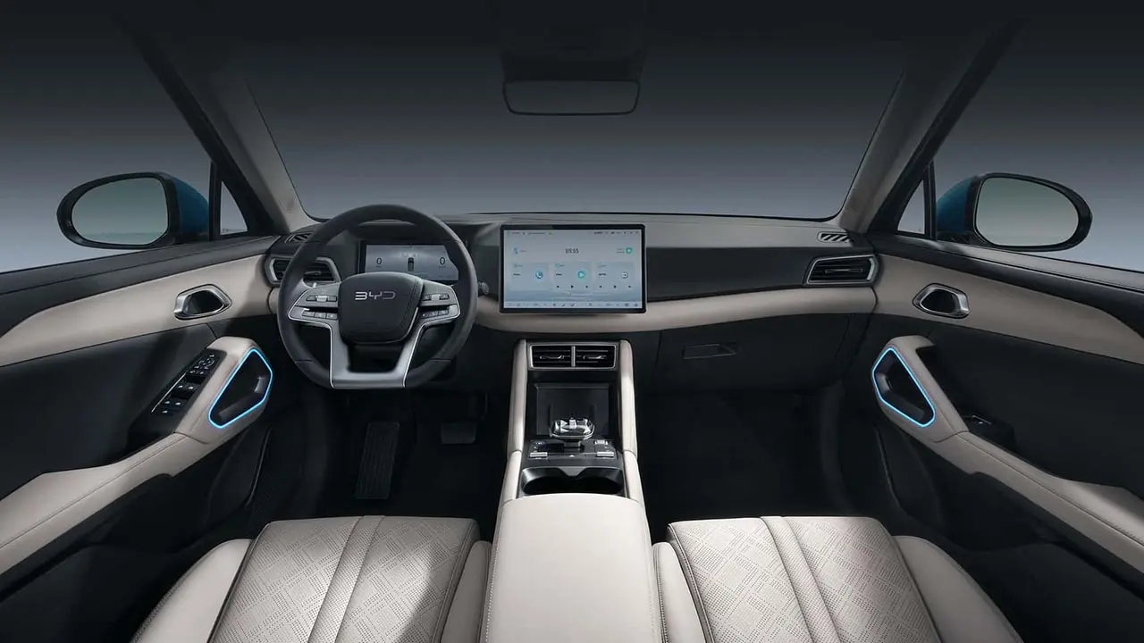 Yuan Pro, con una gran pantalla interior que gira, se destaca por la tecnología.