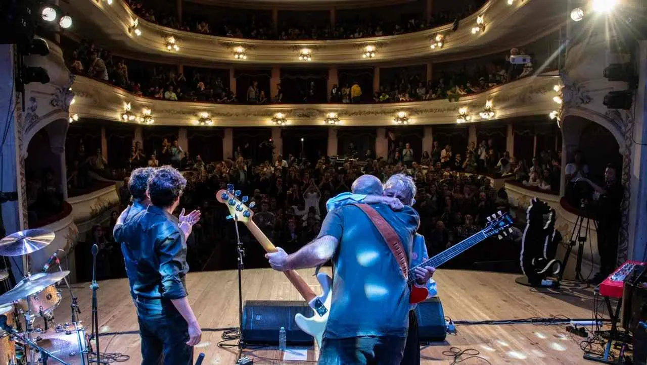 El público ovacionó de pie a los artistas.