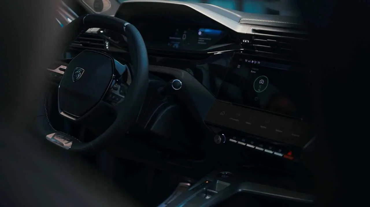 El diseño interior del Peugeot 408 es una combinación de lujo, deportividad y confort.