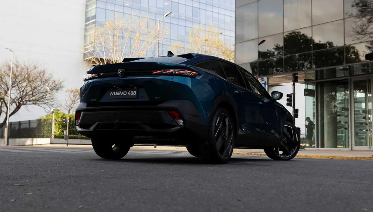 De atrás, el 408 es un fastback pero con la herencia de un sedán.