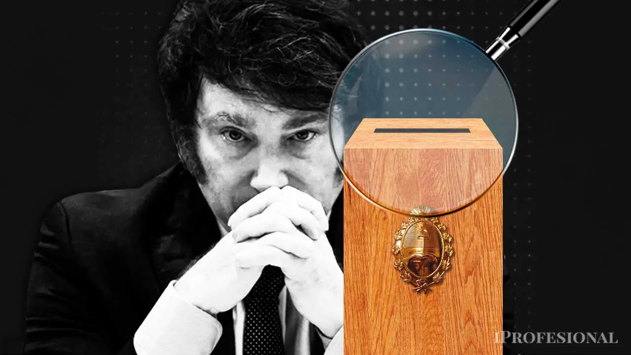 Javier Milei con las manos cruzadas delante de su cara y en el costado una urna para votar con una lupa