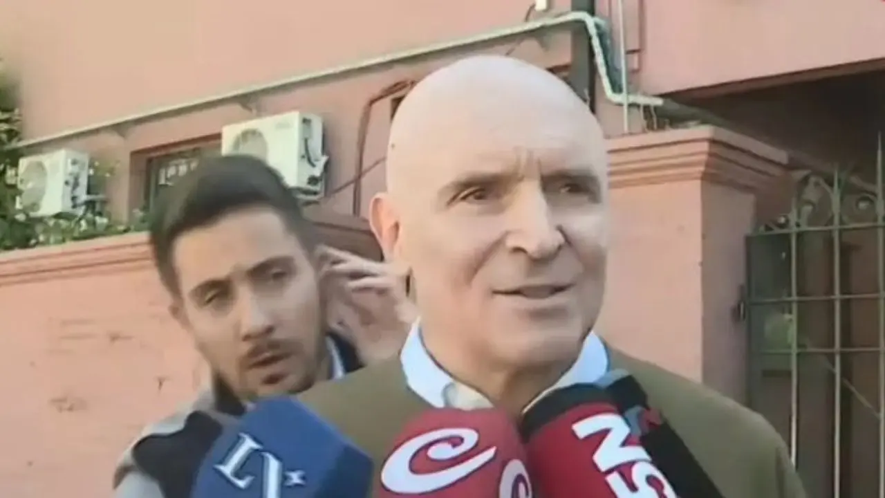 José Luis Espert hablando ante la prensa