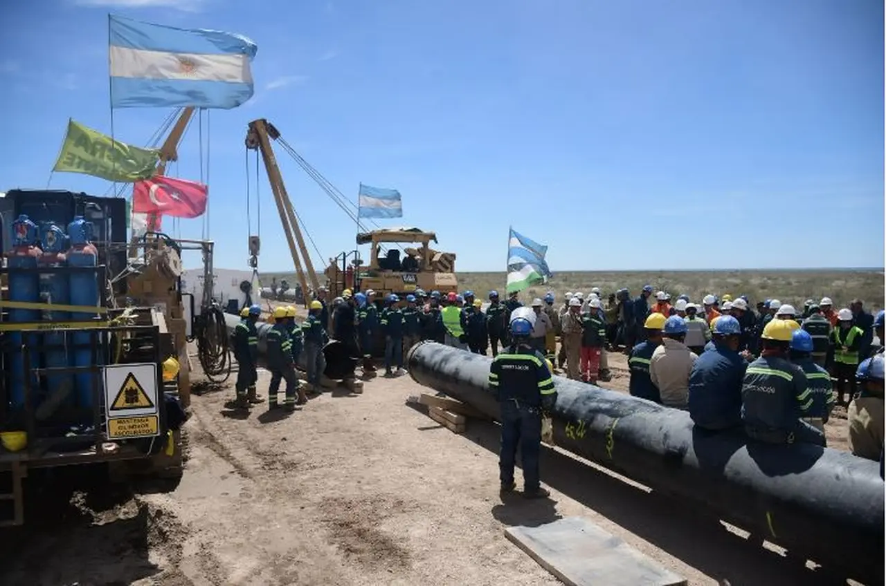 Una imagen del oleoducto VMOS, con operarios y maquinaria